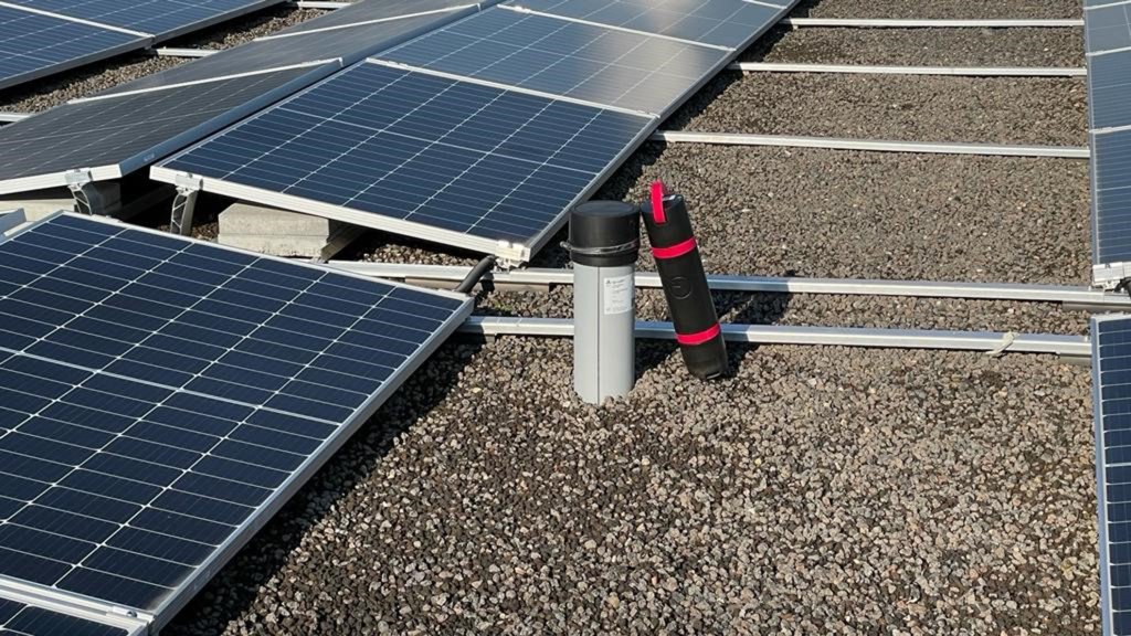 Photovoltaik auf dem Flachdach mit Sensor f&uuml;r Feuchte Monitoring und Dachkontrolle.